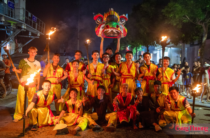 Giữa tốc độ đô thị hóa, có những điều không cần đứng yên để được gìn giữ. Truyền thống ở Cao Hạ vẫn sống bởi mỗi năm lại có một thế hệ trẻ bước vào đội lân và tiếp tục đánh lên nhịp trống của mùa trăng.