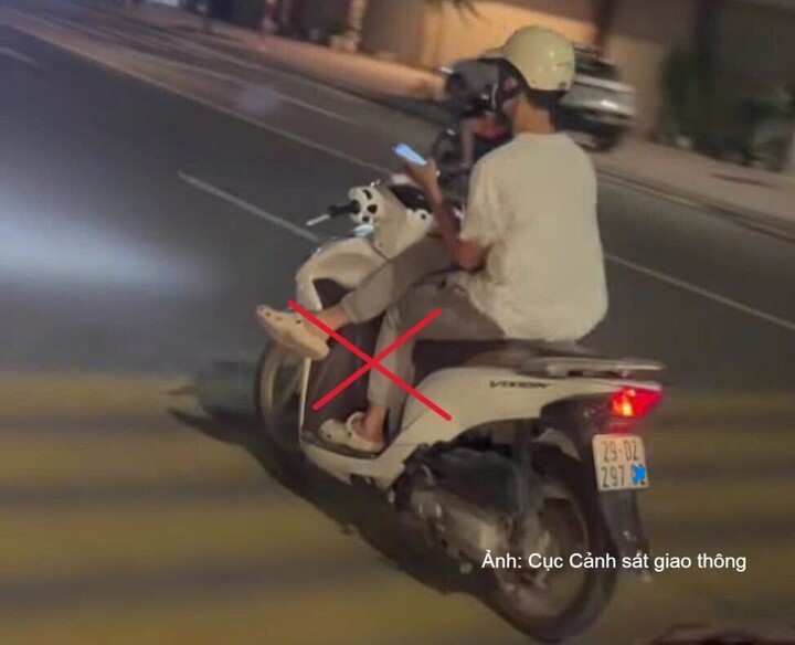 Hình ảnh anh H.A.Q. sử dụng điện thoại khi lái xe máy.