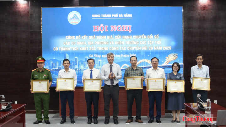Phó Giám đốc Sở Công Thương TP. Đà Nẵng Nguyễn Văn Trừ (thứ 3, từ phải sang) đại diện Sở Công Thương Đà Nẵng nhận bằng khen của Chủ tịch UBND thành phố