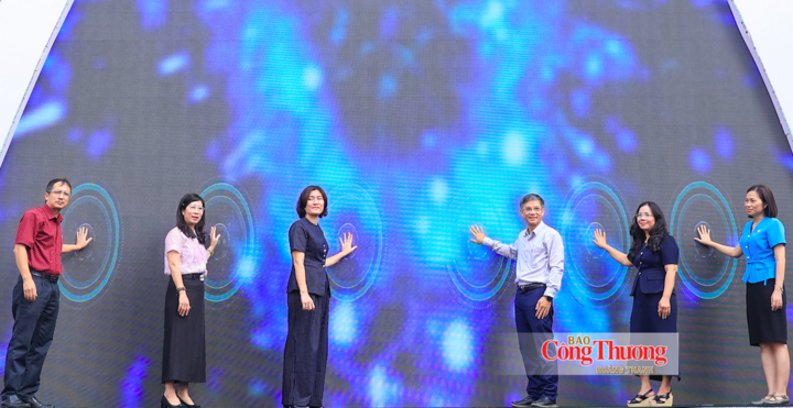 Các đại biểu thực hiện nghi thức khai mạc Festival Tân sinh viên Chuyển đổi xanh.