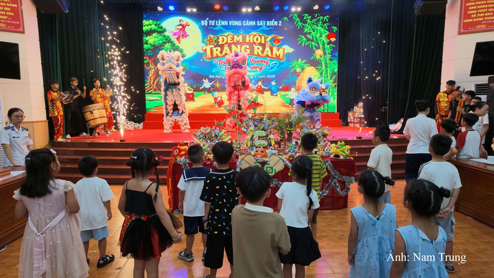 Chương trình “Đêm hội trăng rằm” với chủ đề “Trăng yêu thương nơi đầu sóng” tại Vùng Cảnh sát biển 2.