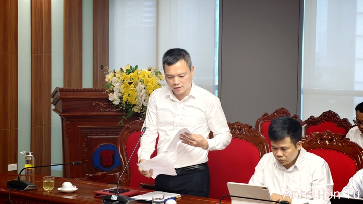 Cục trưởng Cục Công nghệ thông tin Phạm Huy Thông báo cáo tại phiên họp.