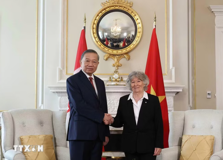 Tổng Bí thư, Chủ tịch nước Tô Lâm và Toàn quyền Canada Louise Arbour chụp ảnh chung. (Ảnh: Thống Nhất/TTXVN)