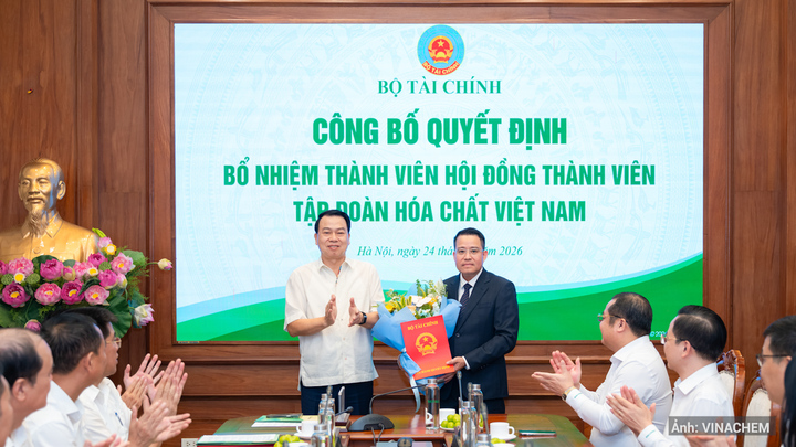 Ông Nguyễn Đức Chi, Thứ trưởng Bộ Tài chính trao Quyết định cho ông Nguyễn Văn Đông.