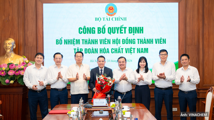 Lãnh đạo Bộ Tài chính và Hội đồng thành viên Tập đoàn tặng hoa chúc mừng.