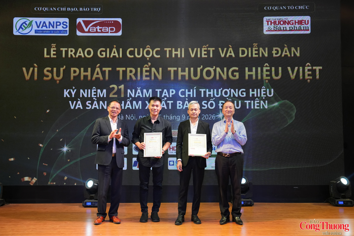 Nhóm tác giả đoạt giải khuyến khích cuộc thi viết