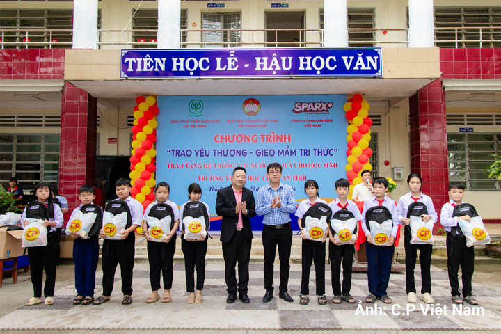 Ban tổ chức trao quà cho các em học sinh có hoàn cảnh khó khăn của trường THCS An Thới.
