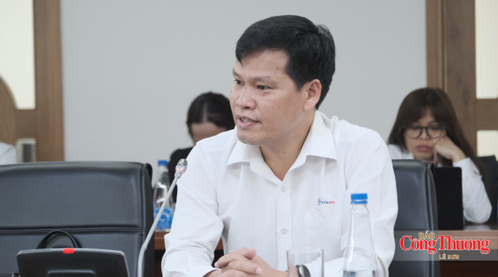 Ông Bùi Quốc Hoan, Phó Tổng Giám đốc Tổng công ty Điện lực miền Nam phát biểu tại toạ đàm.