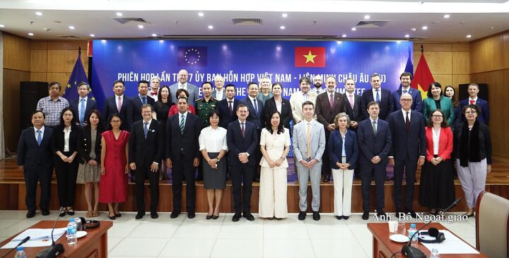 Các đại biểu tham dự tại phiên họp.