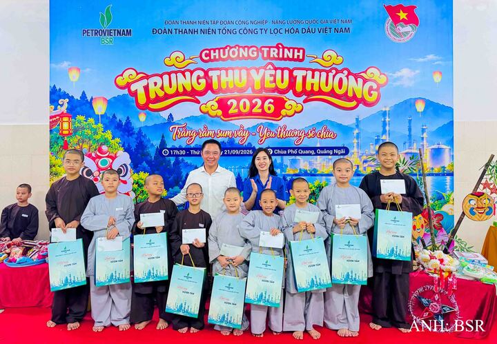 Lãnh đạo BSR và đoàn viên Thanh niên BSR trao tặng các phần quà cho các em nhỏ mồ côi tại chùa Phổ Quang. Ảnh: BSR