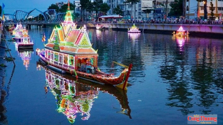 Trình diễn thả đèn nước (Lôi Protip), trình diễn ghe Cà Hâu trong khuôn khổ Lễ hội Óoc Om Bóc - Đua ghe Ngo năm 2025.