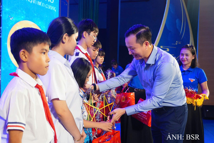 Phó Tổng Giám đốc BSR Phạm Minh Nghĩa dành tặng phần quà hỗ trợ cho các em học sinh vượt khó vươn lên trong học tập. Ảnh: BSR