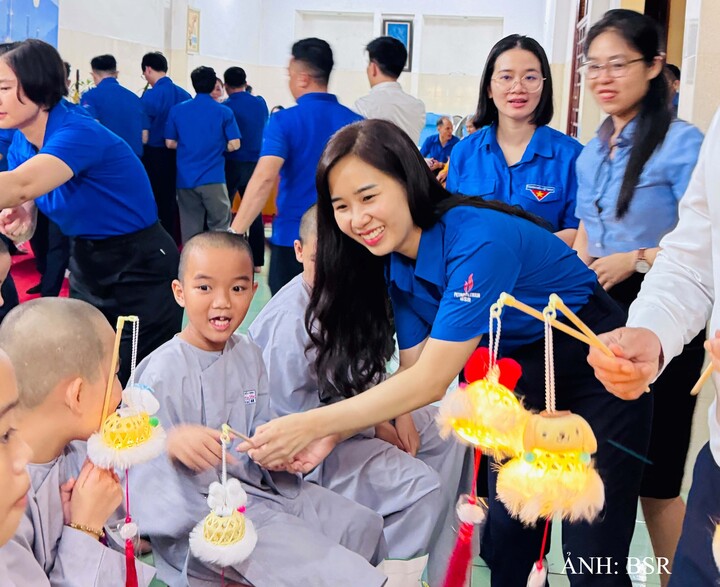 Bí thư Đoàn Thanh niên BSR Nguyễn Lan Hương cùng các em nhỏ vui chơi, cùng rước đèn Trung thu. Ảnh: BSR