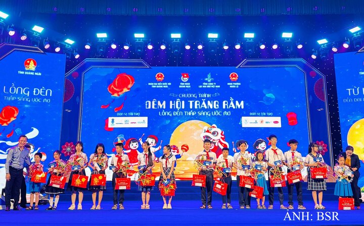 BSR cũng phối hợp cùng Đoàn Đại biểu Quốc hội tỉnh Quảng Ngãi, Tỉnh đoàn Quảng Ngãi và UBND phường Nghĩa Lộ tổ chức đêm hội Trăng rằm, tạo sân chơi vui tươi, bổ ích cho các em thiếu nhi. Ảnh: BSR