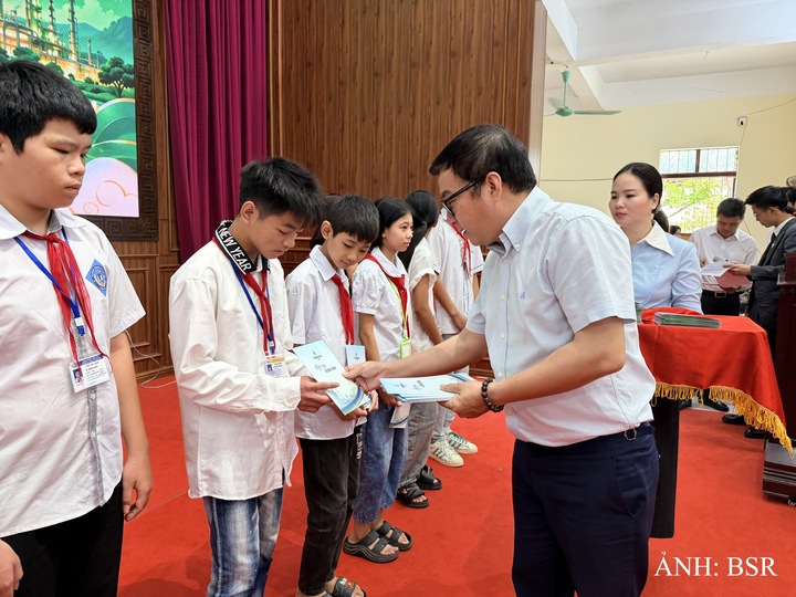 Tổng Giám đốc BSR Nguyễn Việt Thắng trao quà Trung thu cho các em học sinh có hoàn cảnh khó khăn học giỏi. Ảnh: BSR