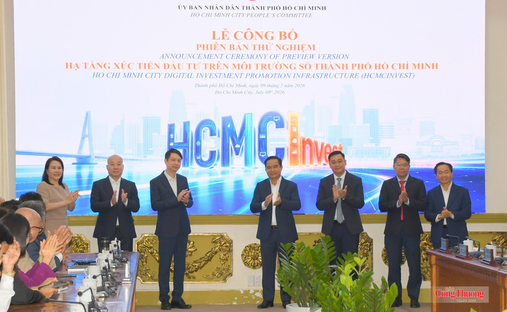 Lãnh đạo TP. Hồ Chí Minh, Cục Xúc tiến thương mại và các đại biểu thực hiện nghi thức công bố phiên bản thử nghiệm HCMCInvest, nền tảng xúc tiến đầu tư số giúp chuẩn hóa dữ liệu, kết nối nhà đầu tư và nâng cao hiệu quả xúc tiến đầu tư.