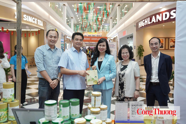 Lanh đạo Cục Thương mại điện tử cùng Phó Chủ tịch UBND tỉnh Hưng Yên, Phó Chủ tịch VECOM tham quan các gian hàng tại sự kiện Lễ tổng kết chuỗi Chương trình Hỗ trợ tiểu thương ứng dụng thương mại điện tử