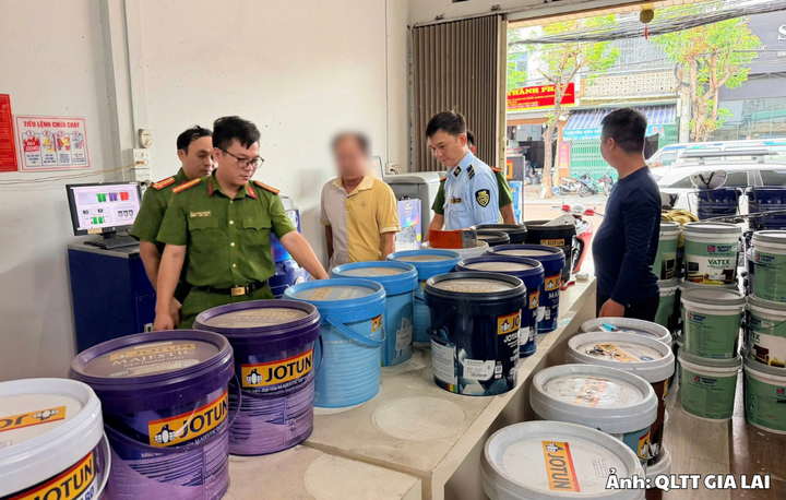 Đội Quản lý thị trường số 3 phối hợp với Phòng Cảnh sát điều tra tội phạm về tham nhũng, kinh tế, buôn lậu và môi trường, Công an tỉnh Gia Lai phát hiện hàng hóa có dấu hiệu giả mạo nhãn hiệu.