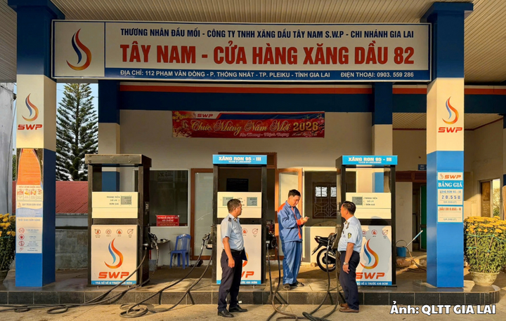 Lực lượng Quản lý thị trường kiểm tra, tuyên truyền tại các cơ sở kinh doanh xăng dầu.