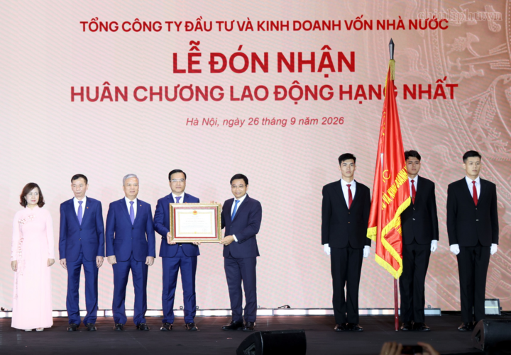 Thay mặt lãnh đạo Đảng, Nhà nước, Phó Thủ tướng Nguyễn Văn Thắng đã trao Huân chương Lao động hạng Nhất tặng SCIC - Ảnh: chinhphu.vn/Đức Tuân