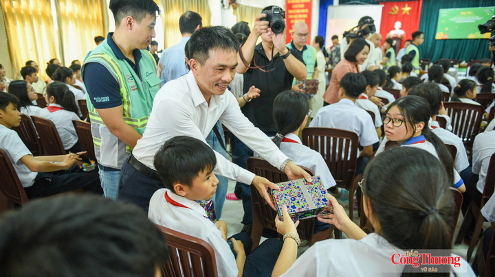 Trong khuôn khổ chương trình, các đại biểu còn trao tặng những phần quà Trung thu cho các em học sinh.