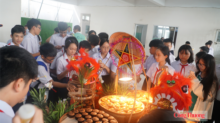 Tổ chức hoạt động rrước đèn, phá cỗ Trung thu cho các em học sinh, để các em có một mùa Trung thu trọn vẹn.