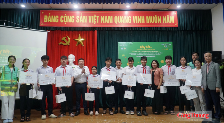 Trao học bổng “Xây nền ước mơ” cho hơn 100 em học sinh là con người lao động lĩnh vực thoát nước và môi trường đô thị Đà Nẵng