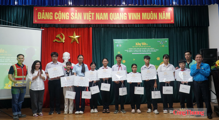 Mỗi suất học bổng được trao đi không chỉ hỗ trợ về vật chất, mà còn là lời ghi nhận, niềm tự hào gửi gắm tới các gia đình người lao động.