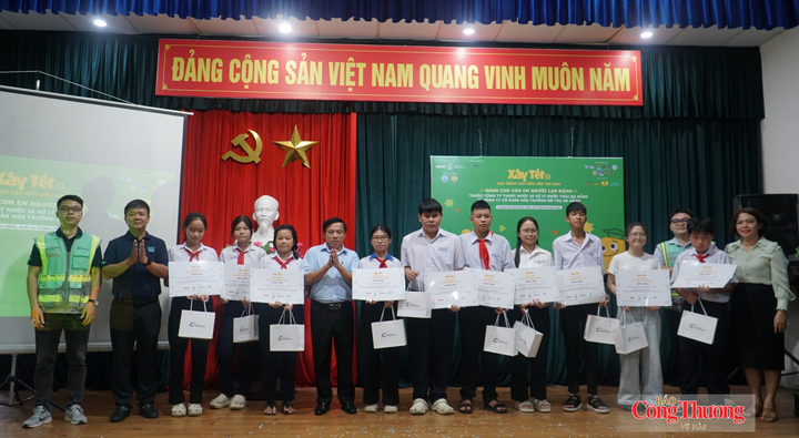 Các em học sinh nhận học bổng chính là minh chứng cho việc: những ước mơ luôn được trân trọng và sẽ tiếp tục được chắp cánh bay cao.