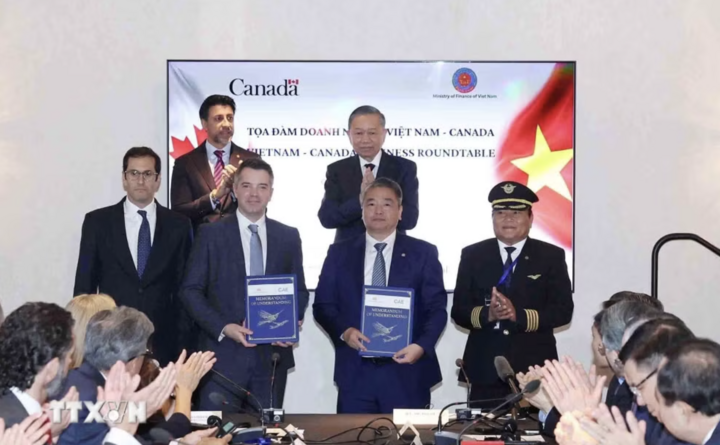 Tổng Bí thư, Chủ tịch nước Tô Lâm chứng kiến lễ trao các văn kiện hợp tác giữa doanh nghiệp hai nước. (Ảnh: Thống Nhất/TTXVN)