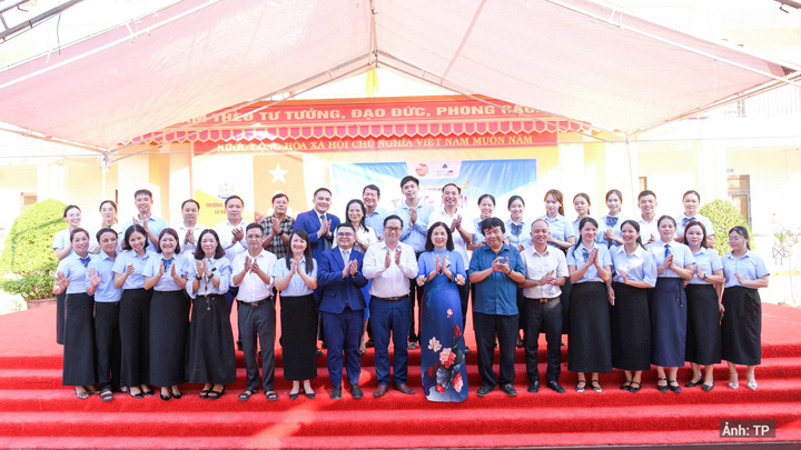 Các đại biểu chụp ảnh lưu niệm tại chương trình.