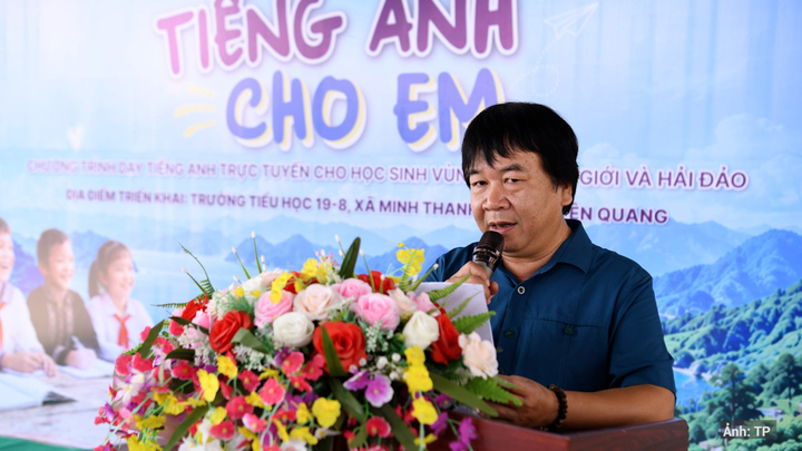 Nhà báo Phan Việt Hùng phát động chương trình "Tiếng Anh cho em".