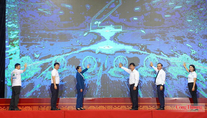 Đại biểu nhấn nút phát động và cam kết chung tay đẩy lùi bệnh dại.