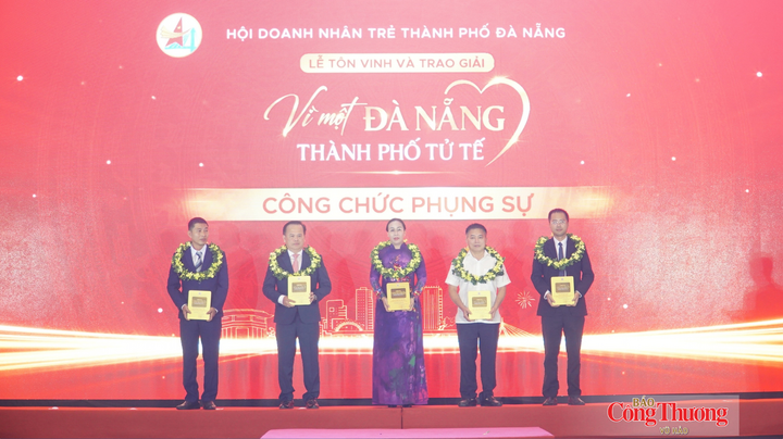 Phó Chủ tịch UBND TP. Đà Nẵng Nguyễn Thị Anh Thi (ở giữa) là 1 trong 5 công chức tiêu biểu được vinh danh ở hạng mục Công chức phụng sự.