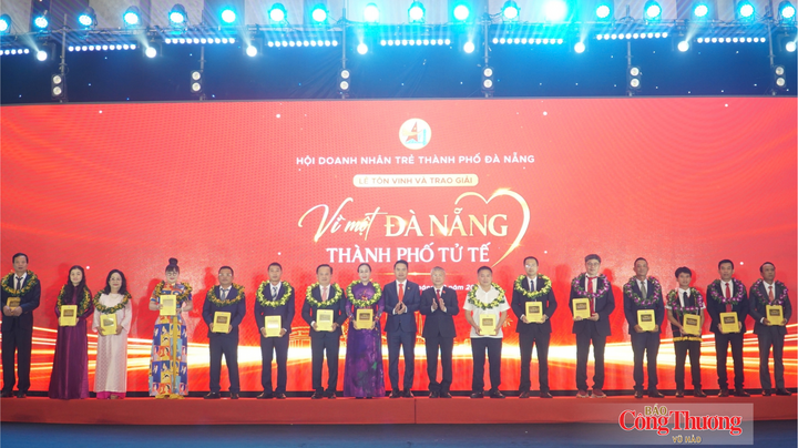 Vinh danh 15 tấm gương công chức, doanh nhân và công dân tiêu biểu “Vì một Đà Nẵng - Thành phố tử tế”.