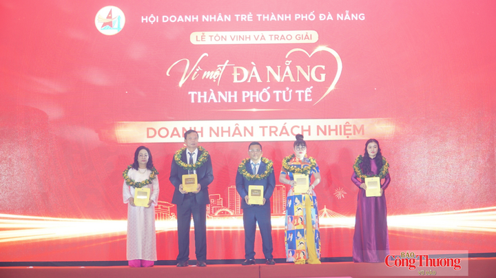 Vinh danh 5 doanh nhân tiêu biểu ở hạng mục Doanh nhân trách nhiệm.