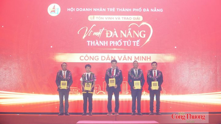 5 công dân được xướng tên nhận Giải thưởng "Vì một Đà Nẵng - Thành phố tử tế" ở hạng mục Công dân văn minh.
