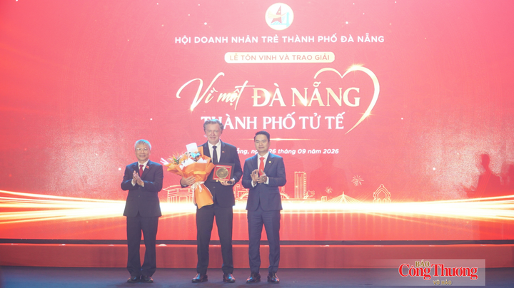 Tôn vinh, tri ân ông Christopher Vanloon, Chủ tịch Hiệp hội Thương mại Hoa Kỳ (AmCham) tại miền Trung.