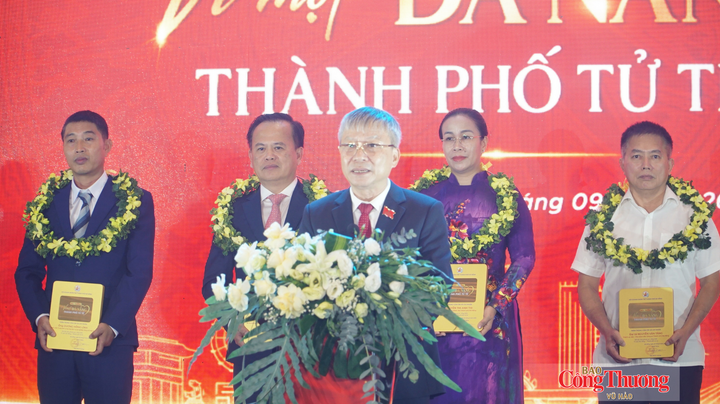 Ông Nguyễn Đức Dũng, Phó Bí thư Thành ủy, Chủ tịch HĐND TP. Đà Nẵng phát biểu tại chương trình.