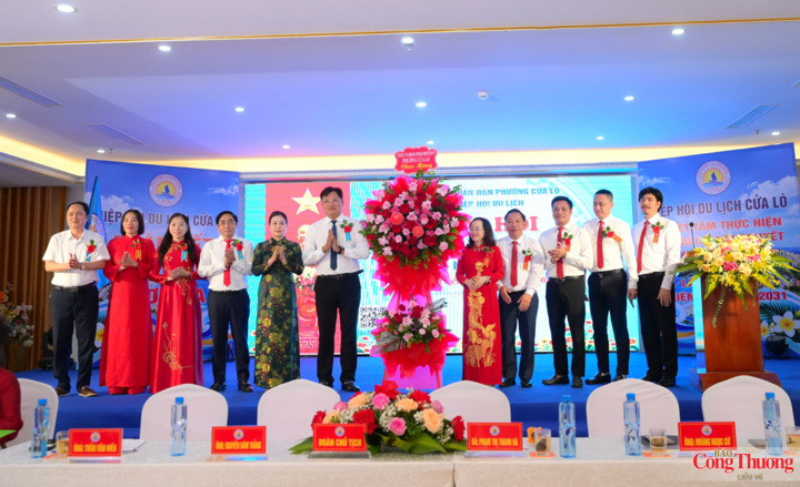 Lãnh đạo phường Cửa Lò tặng hoa chúc mừng Đại hội