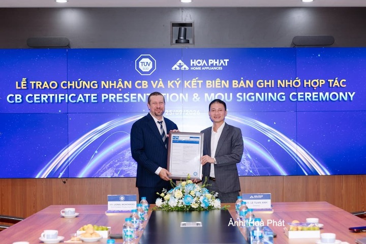 Lãnh đạo TÜV SÜD chứng nhận CB cho Hoà Phát.