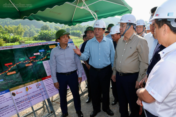 Phó Thủ tướng Thường trực Chính phủ Phạm Gia Túc nghe Bộ trưởng Bộ Xây dựng Trần Hồng Minh báo cáo khi kiểm tra thực địa, làm việc về tình hình triển khai dự án cao tốc Đồng Đăng - Trà Lĩnh tại Km23. Ảnh: chinhphu.vn/Phương Nguyên