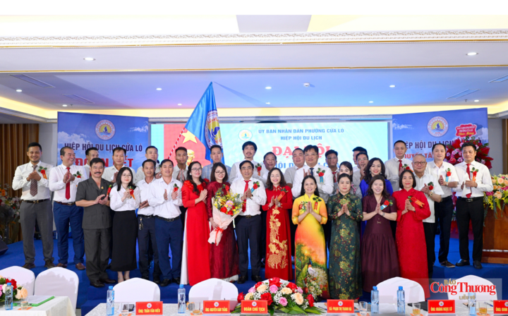 Lãnh đạo UBND phường Cửa Lò tặng hoa chúc mừng Ban Chấp hành Hiệp hội Du lịch Cửa Lò khoá I, nhiệm kỳ 2026 - 2031