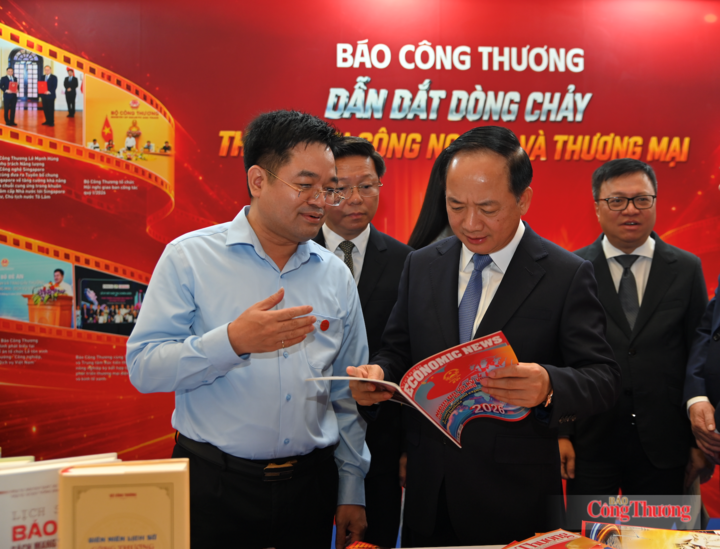 Tổng Biên tập Báo Công Thương Nguyễn Văn Minh giới thiệu ấn phẩm Vietnam Economic News với ông Trịnh Văn Quyết, Ủy viên Bộ Chính trị, Bí thư Trung ương Đảng, Trưởng Ban Tuyên giáo và Dân vận Trung ương cùng lãnh đạo Hội Nhà báo Việt Nam tại gian trưng bày của Báo Công Thương ở Hội Báo toàn quốc 2026. Ảnh: Nam Nguyễn
