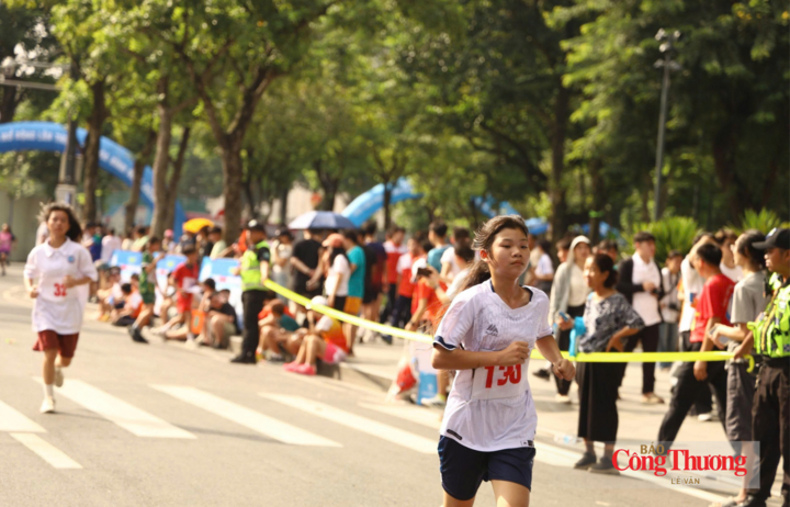 Các vận động viên nữ lứa tuổi trung học cơ sở tranh tài trên đường chạy quanh hồ Hoàn Kiếm.