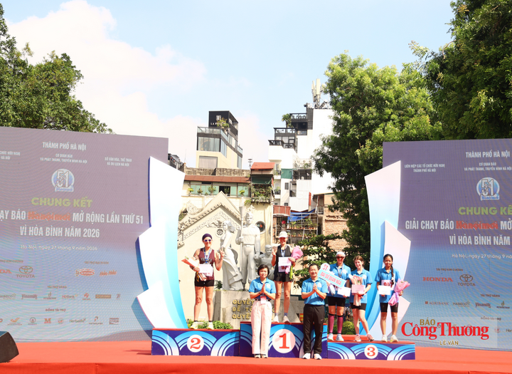 Vận động viên Julia Hatch (ngoài cùng bên trái), Trường Quốc tế Liên hợp quốc Hà Nội - UNIS Hanoi cùng các nữ vận động viên nước ngoài nhận giải sau khi hoàn thành các nội dung thi đấu tại Giải chạy Báo Hànộimới mở rộng - Vì hòa bình năm 2026.