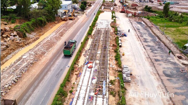 Tuyến tàu điện đô thị LRT đang được gấp rút thi công.
