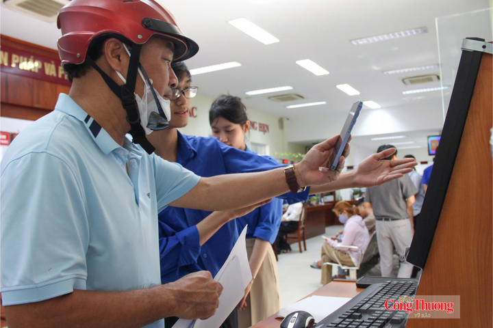 Người dân thực hiện thủ tục hành chính tại Trung tâm phục vụ hành chính công phường Cẩm Lệ