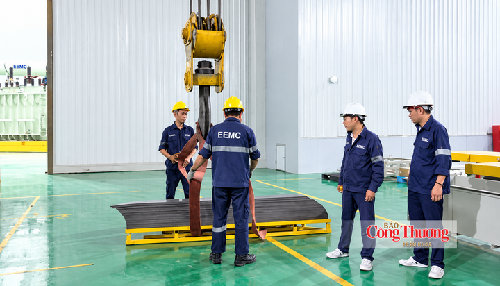 Công nhân EEMC thực hiện công đoạn nâng chuyển vật liệu phục vụ chế tạo máy biến áp.