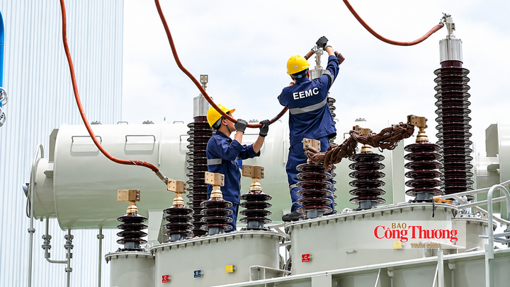 Công nhân EEMC lắp đặt, hoàn thiện các bộ phận của máy biến áp tại nhà máy.